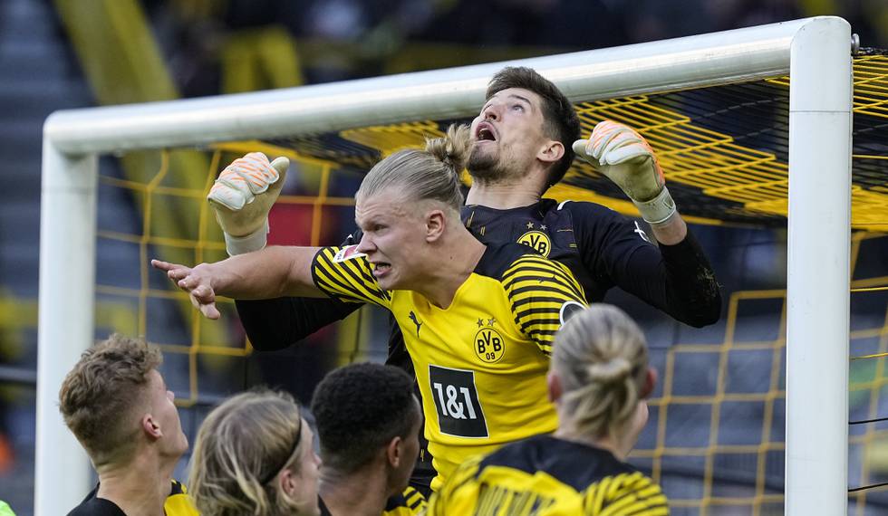 Erling Braut Haaland og Borussia Dortmund må klare seg uten keeper Gregor Kobel (øverst) mot Bayern München. Foto: Martin Meissner / AP / NTB
