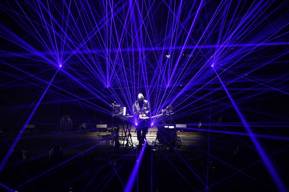 Bildet er av lysshow som omgir artisten Alan Walker mens han står på scena i Oslo spektrum. Foto: Terje Pedersen / NTB