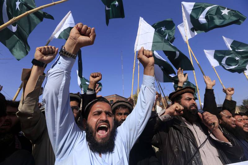 Bildet viser folk frå Pakistan som protesterer mot India.