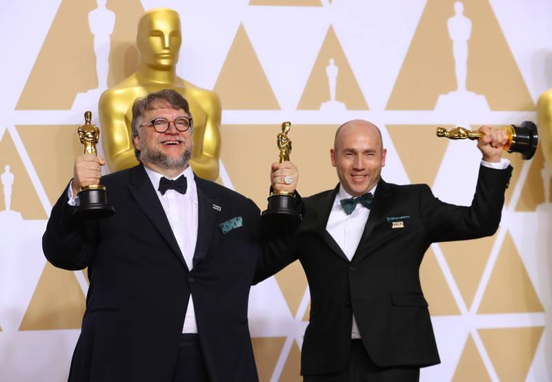 Bildet viser Oscarvinnere Guillermo del Toro og J. Miles Dale.