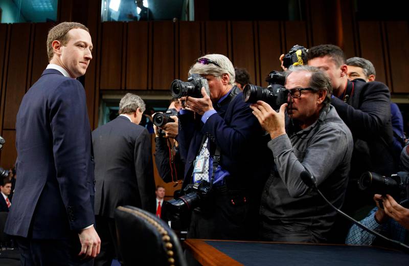 Bildet viser Mark Zuckerberg som skal snakke på en høring.