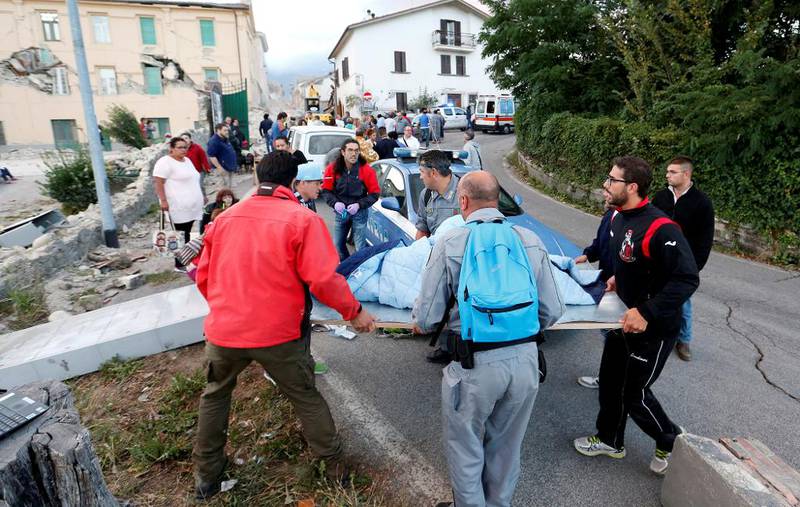 HJELP: Folk i Amatrice hjelper til etter jordskjelvet. 