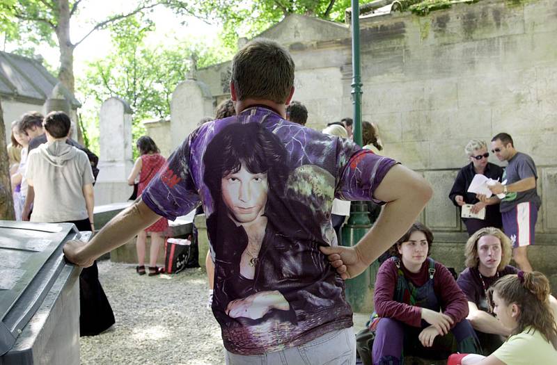 Bildet viser fans foran graven til Jim Morrison.