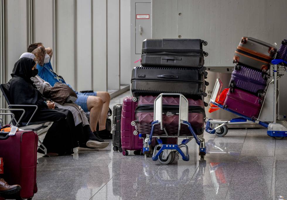 Kaos på europeiske flyplasser har ført til at flere tusen har blitt stående uten bagasje i sommer. Forsikringsselskapene har registrert en økning på 50 prosent. Foto: Michael Probst / AP / NTB