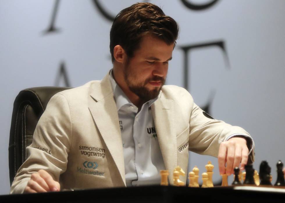 Magnus Carlsen er klar til å forsvare VM-titlene sine i hurtig- og lynsjakk. Foto: Photo/Kamran Jebreili / AP / NTB