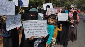 Protester etter forbud mot hijab på skoler i India