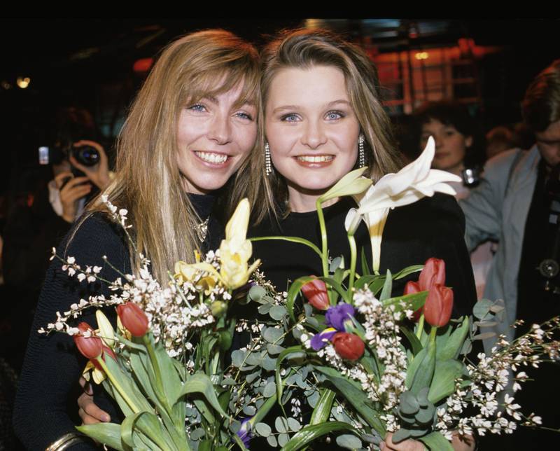 Bildet viser Anita Skorgan og Karoline Krüger i 1988. De holder blomster.