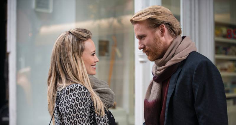 Bildet viser skuespillerne Thorbjørn Harr og Hilary Duff i TV-serien «Younger».