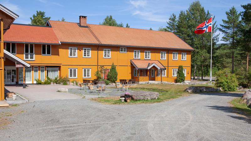 Bildet viser hotellbygningen til Søstrene Storaas. Det er gult og stort bygg.