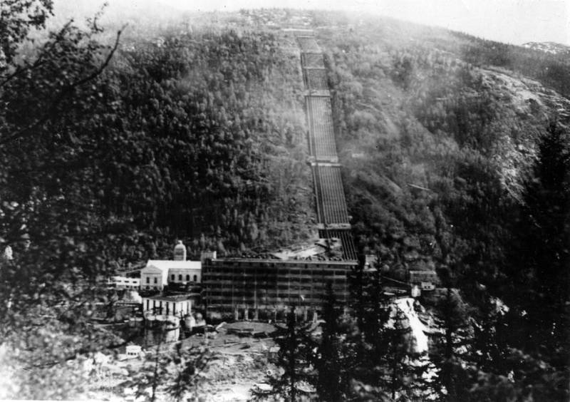 Bildet viser fabrikken på Vemork som ble ødelagt 28. februar 1943. Veggen foran er sotete etter aksjonen. Bygget ble revet i 1977. 
