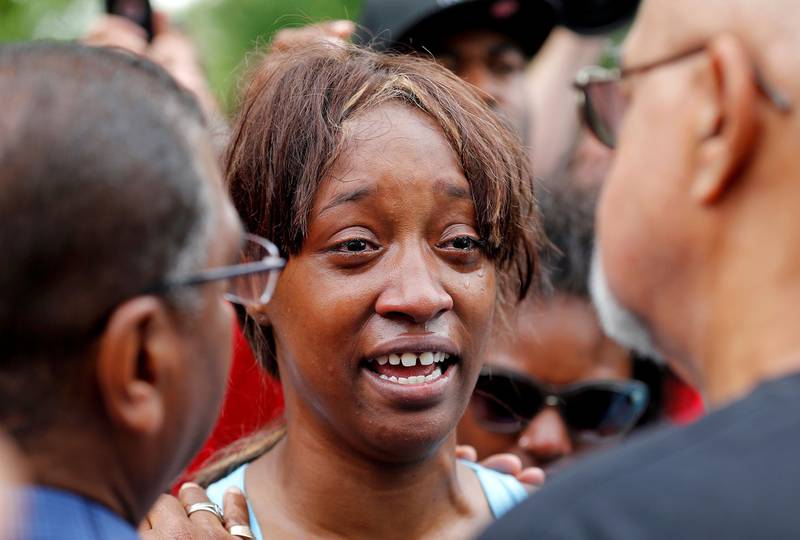 Bildet viser Diamon Reynolds. Hun gråter etter at kjæresten ble drept av politiet i Minnesota.