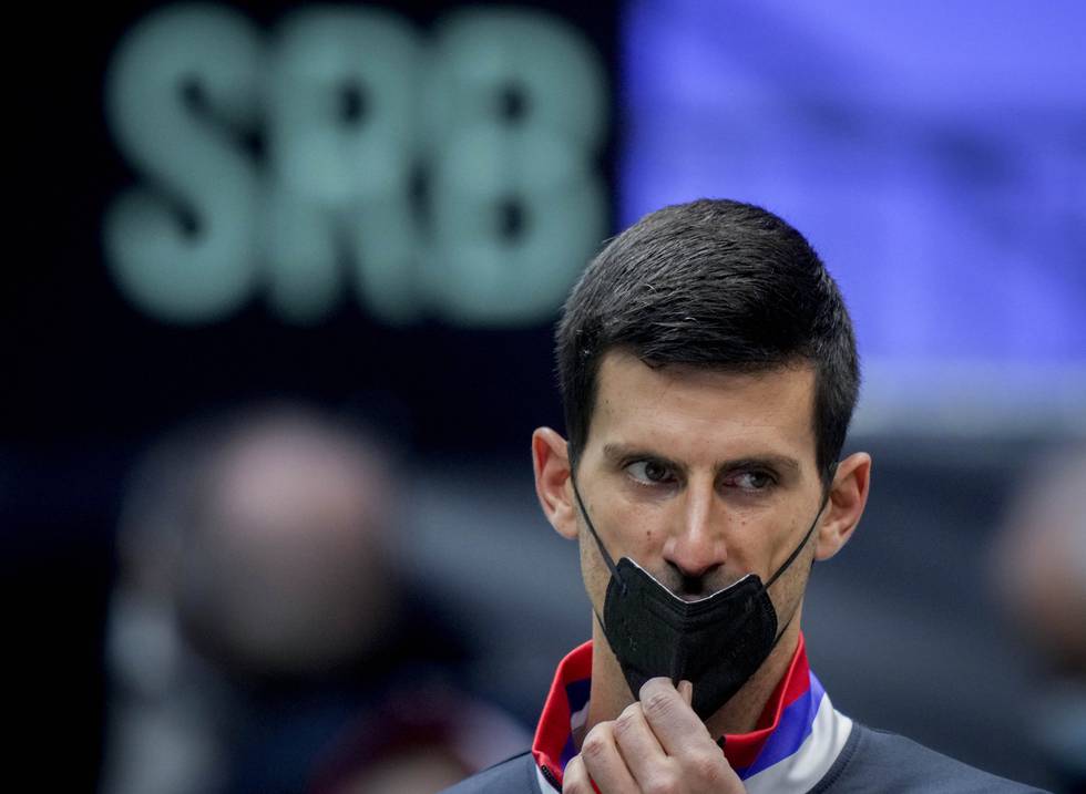 Faren til Novak Djokovic tror ikke at sønnen vil stille for å forsvare tittelen i Australian Open i januar. Foto: Michael Probst / AP / NTB