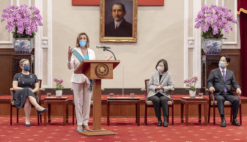 Bildet viser Nancy Pelosi ved talerstolen da hun talte under et besøk på Taiwan onsdag.