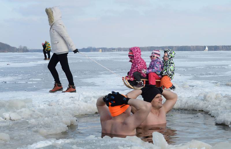 Bildet viser folk som isbader i Polen. 