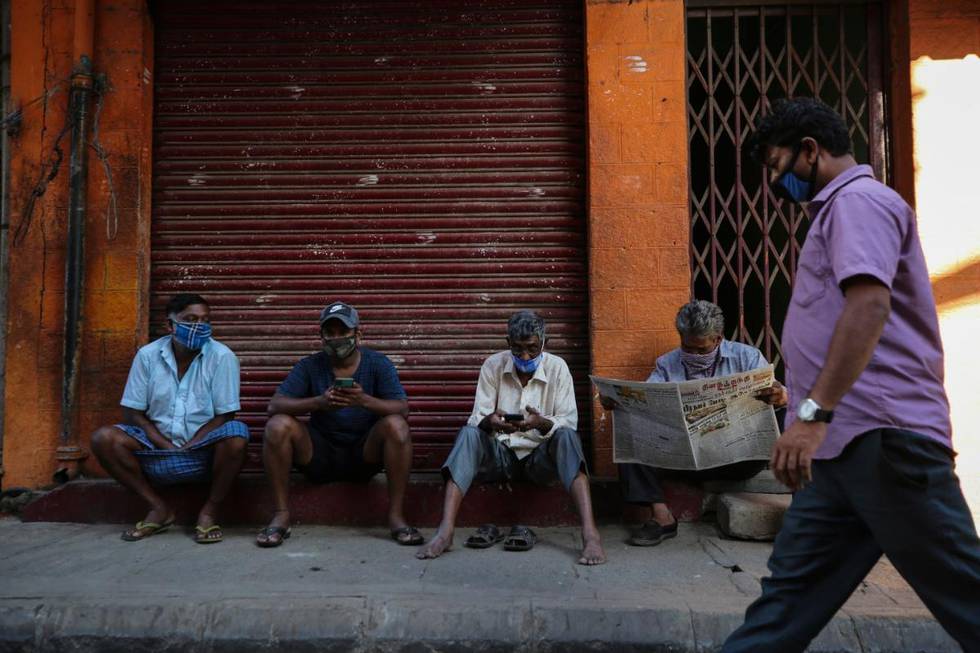Bildet viser menn med munnbind i India.