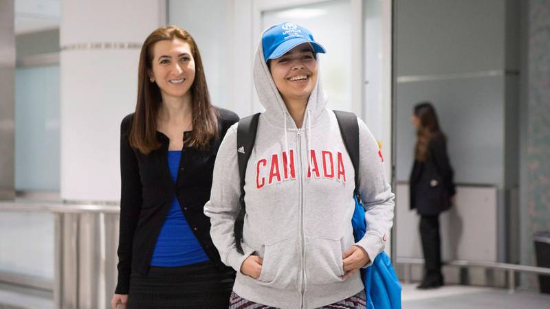 Bildet viser flyktningen Rahaf Mohammed al-Qunun som er kommet til Canada. Hun smiler og har på seg genser der det står Canada.