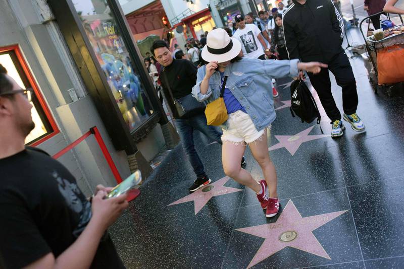 Bildet viser noen som danser på Michael Jacksons stjerne på gaten i Los Angeles i USA