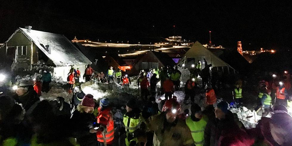 Bilder viser frivillige og redningsmannskap som gravde i de store mengdene med snø. Ti hus ble tatt av skredet i Longyearbyen lørdag. Inne på et kjøkken gravde de fram Anne Kristin Jakobsen. Hun ble tatt med sykehuset. En mann døde i snøskredet.