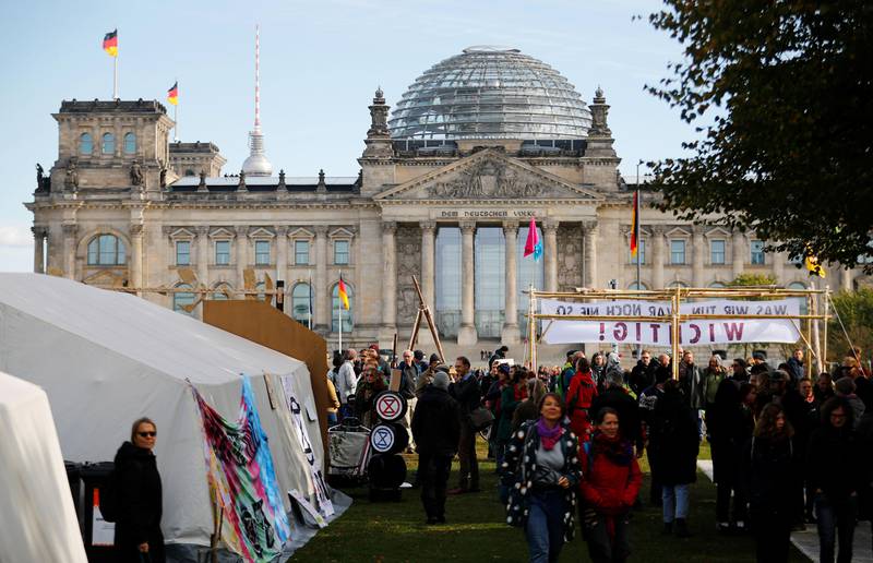 Bildet viser telt og folk utenfor Riksdagen i Berlin.