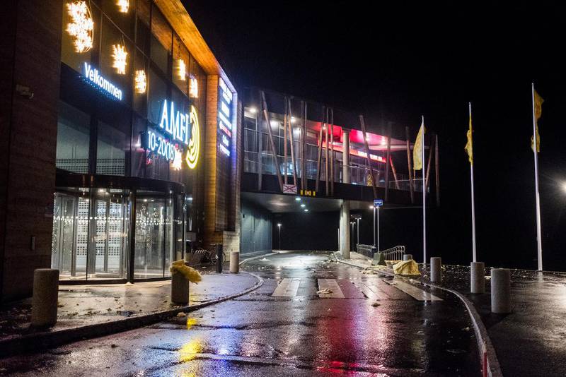 Bildet viser et kjøpesenter i Farsund. Det ligger mye rot utenfor som er tatt av vinden.