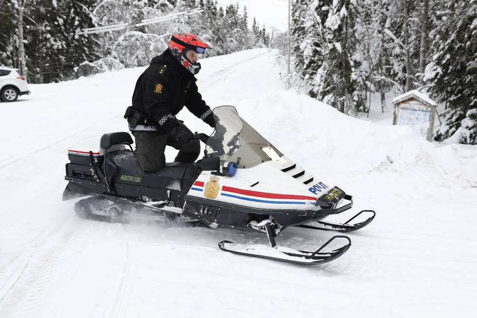 LETER: Politiet bruker blant annet snøscooter for å lete etter den savnede kvinnen.