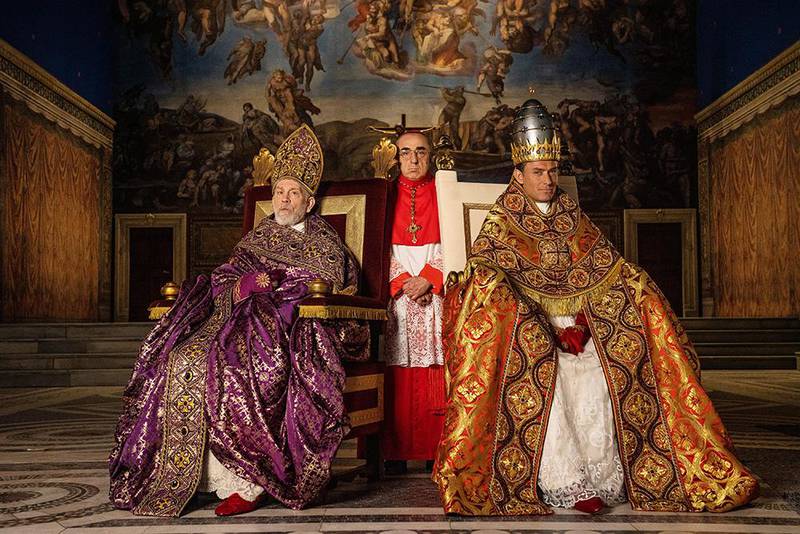 Bildet viser Jude Law og John Malkovich som paver i serien «The New Pope».