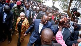 Kenyas president hilser på velgere