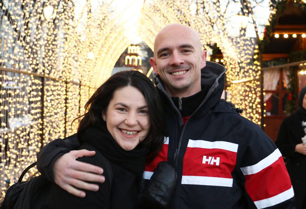 Bildet viser Adela Briciu og Titus Paul Stoica. De gleder seg til en enkel og koselig julefeiring i Norge. Paret flyttet til Norge fra Romania for ett og et halvt år siden. 
