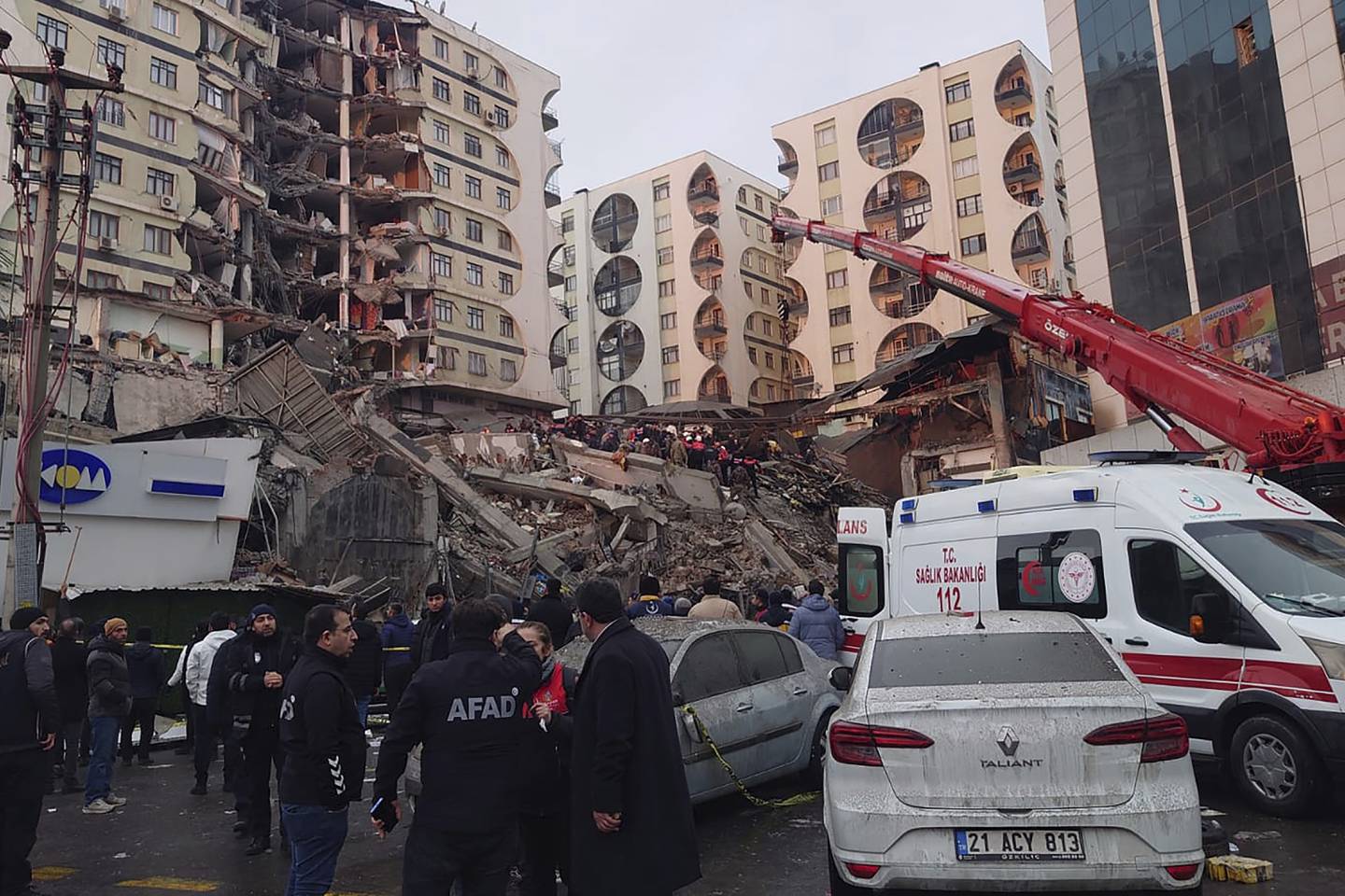 Redningsmannskaper gravde seg gjennom ruinene av en boligblokk i Diyarbakir. Foto: Mahmut Bozarsan / AP / NTB