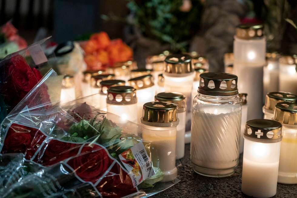 Lys og blomstrar er lagt ned på Bislett der den 33 år gamle mannen vart skotne og drept av politiet tysdag morgon. Foto: Terje Pedersen / NTB