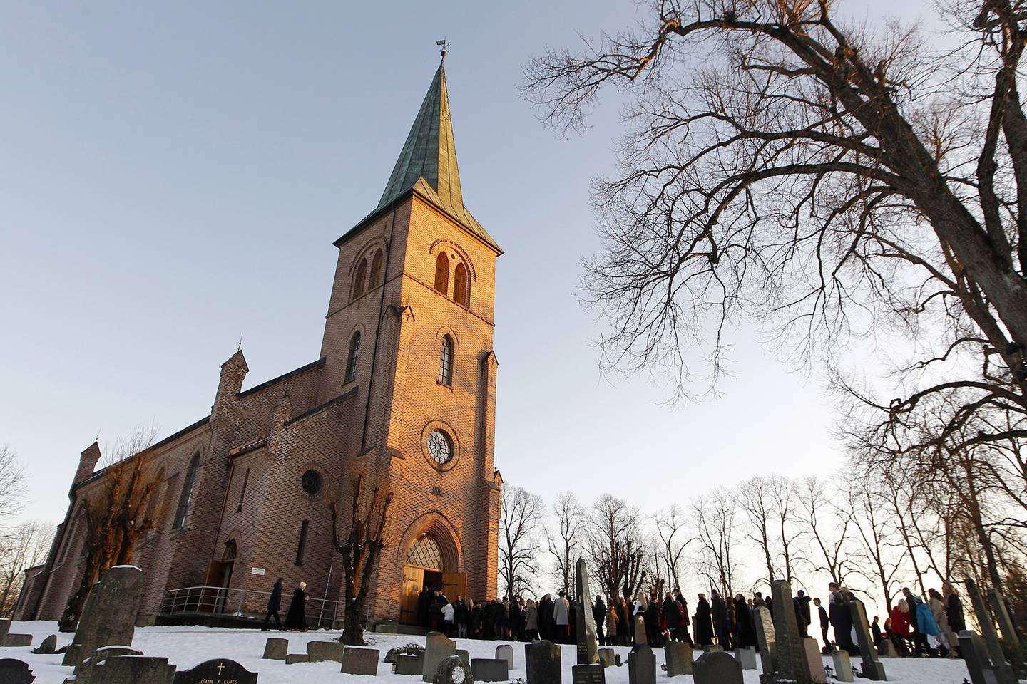 Bildet viser en kirke. Ikke så mange går i kirken til vanlig. Men på julaften deltar én million nordmenn på gudstjeneste. 
