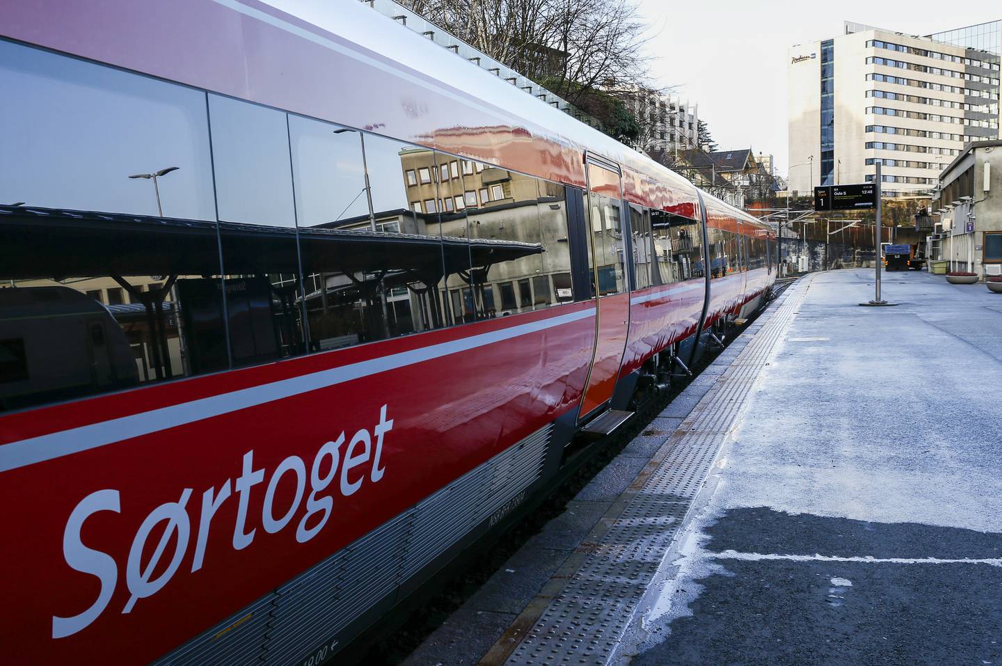 Bildet er av et rødt tog ved en plattform. Toget er merket med Sørtoget. Foto: Jan Kåre Ness / NTB