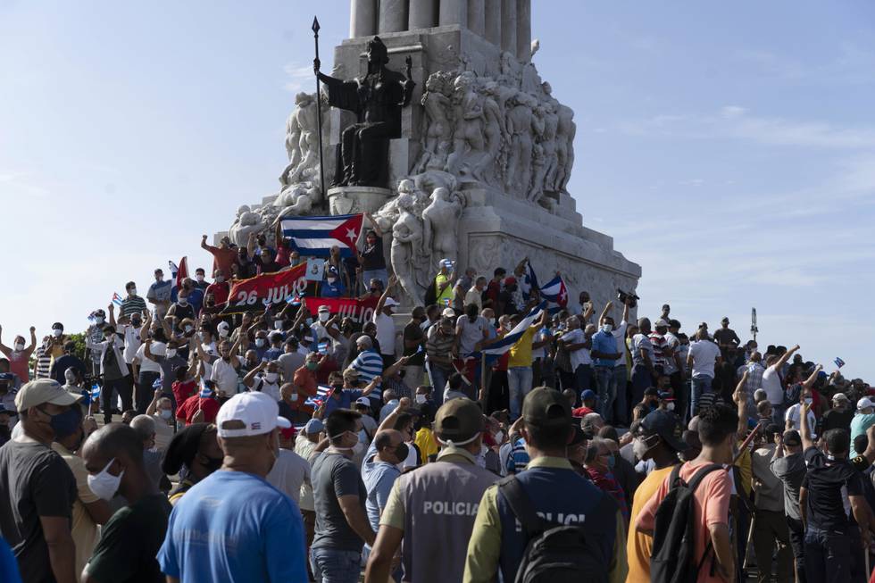 Cubanere demonstrerer mot regjeringen på Cuba i hovedstaden Havanna 11. juli. Foto: Eliana Aponte / AP / NTB