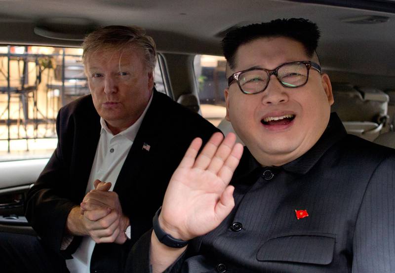 Bildet viser to menn som er kledd ut som Donald Trump og Kim Jong-un.