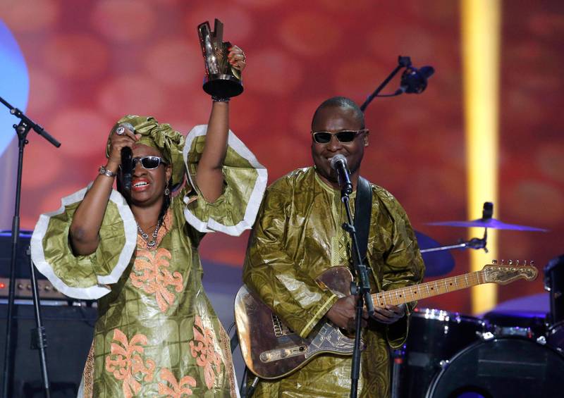 Bildet viser to musikere fra Mali på scenen i Frankrike.