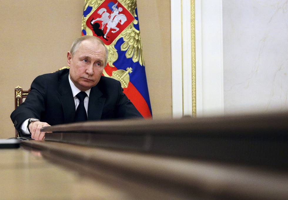 Bildet viser Vladimir Putin, som er fotografert i mars under et telefonmøte med regjeringsmedlemmer. Foto: Mikhail Klimentyev, Sputnik, Kreml Pool Photo via AP / NTB
