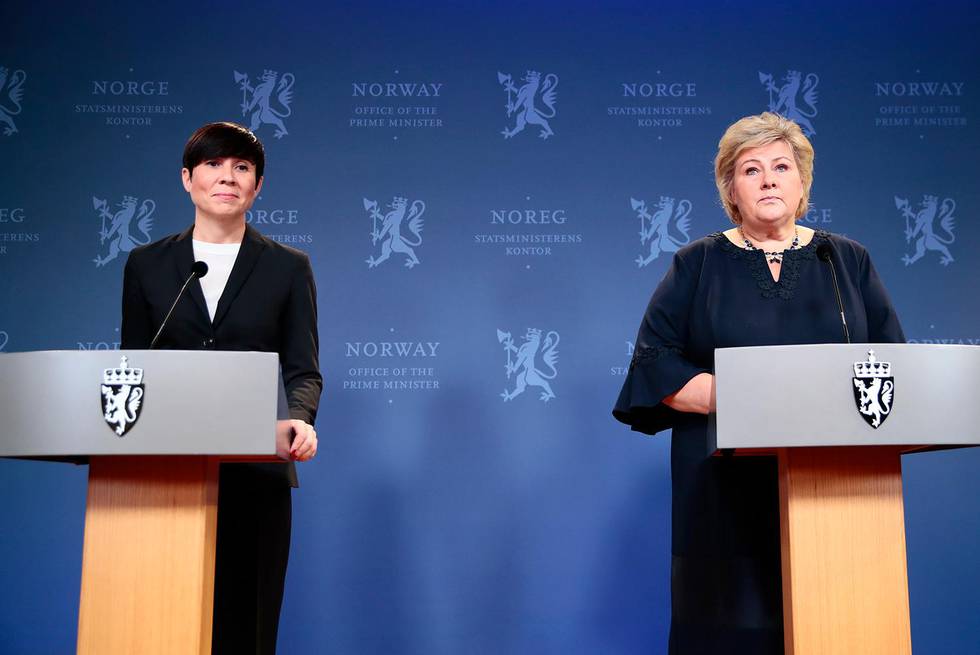 Bildet viser utenriksministeren og statsministeren på talerstolen.
