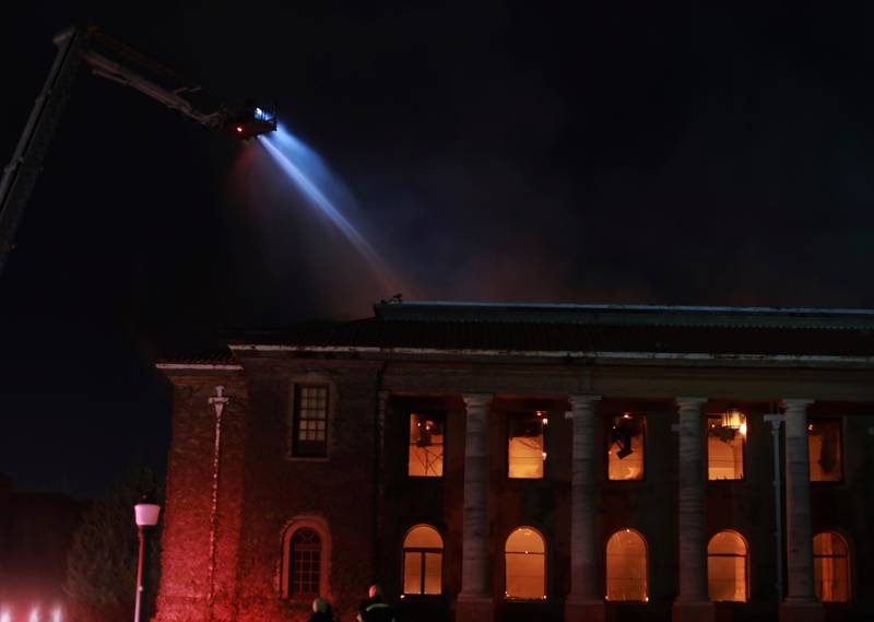 Bildet viser brannen på Jagger Library på UCT