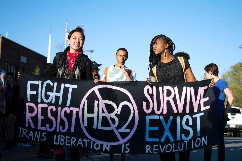 Bildet viser unge mennesker som protesterer i byen Chapel Hill i Nord-Carolina mot loven HB2.