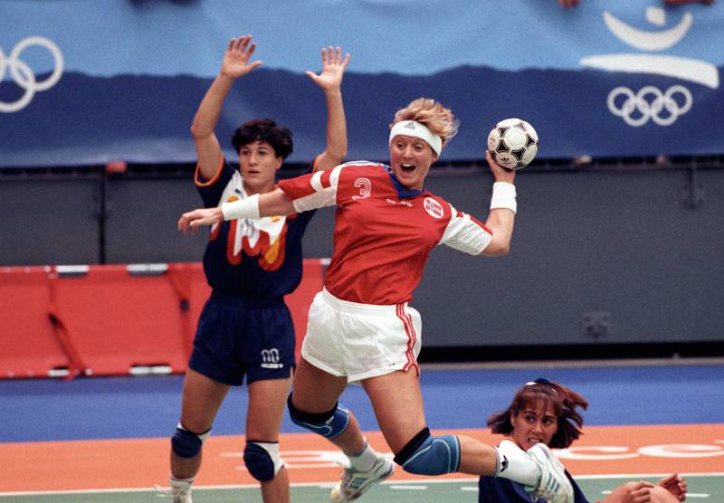 Bildet viser Hanne Hogness som angriper mål under OL i Spania i 1992.