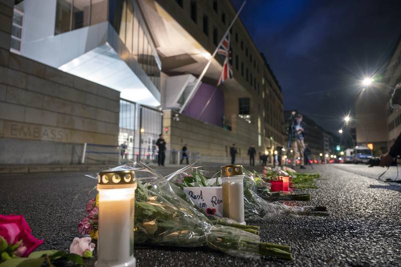 Det ble lagt ned blomster utenfor den britiske ambassaden i Berlin. Foto: Christophe Gateau / DPA via AP / NTB