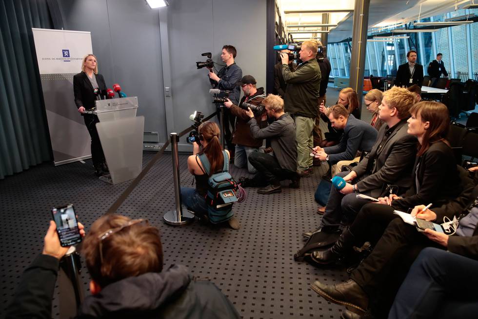 Bildet viser Sylvi Listhaug som snakker til mediene. 