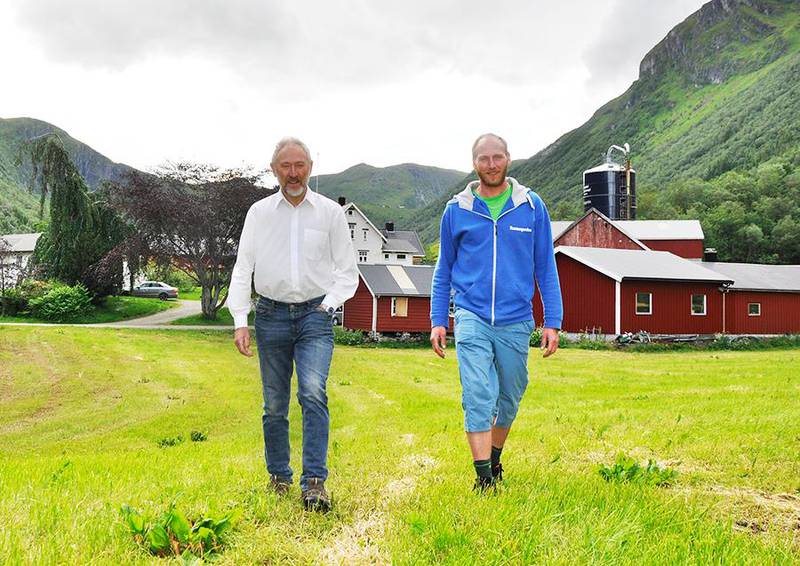 Bildet viser far og sønn Sørdal som går fra gården.