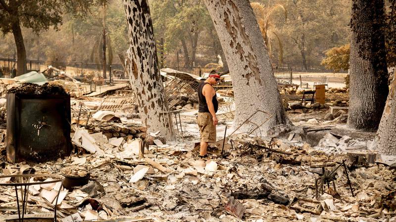 Bildet viser Cliff Giannuzzi som står på en branntomt. Det var en gang hjemmet hans.