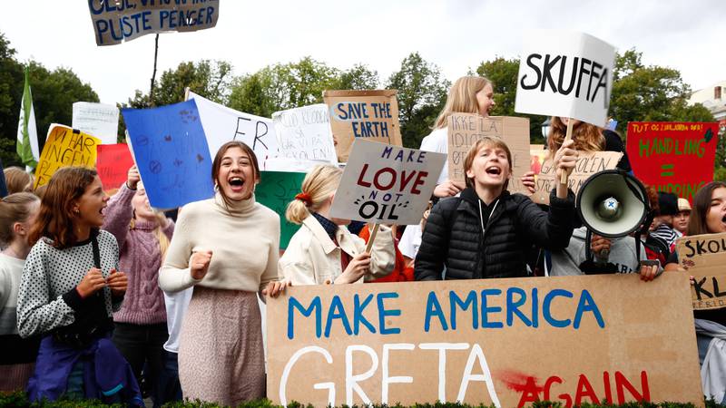 Bildet viser klimastreikende elever med plakater.