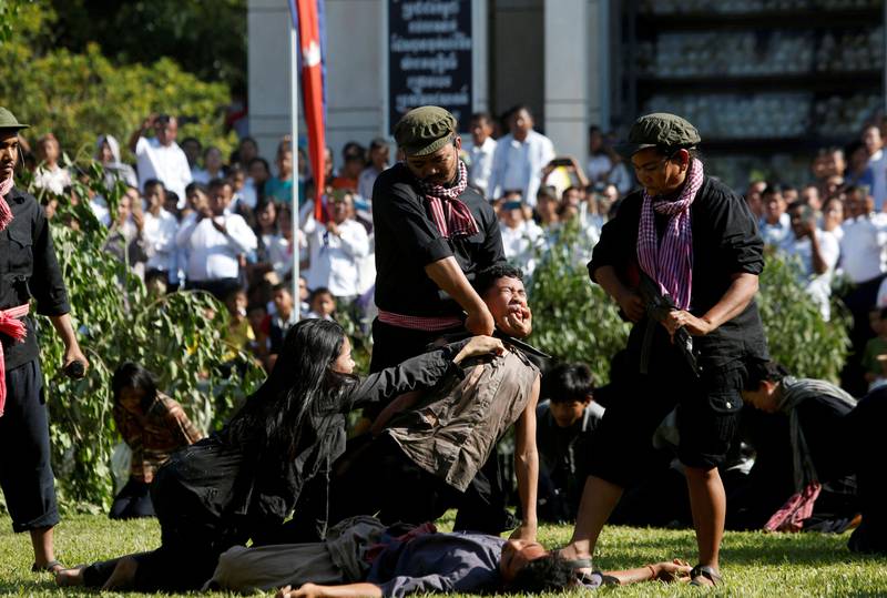 Bildet viser et skuespill der en mann blir drept av soldater fra Røde Khmers hær.