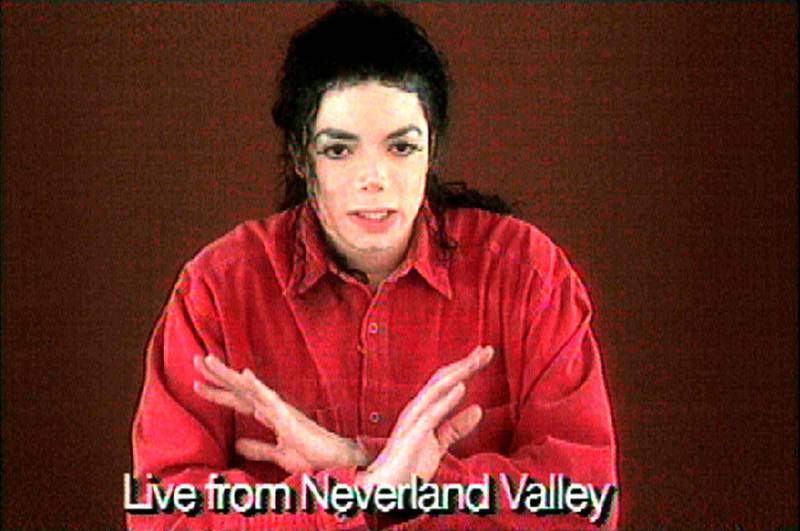 Bildet er fra en video av Michael Jackson. Han snakker til kamera.