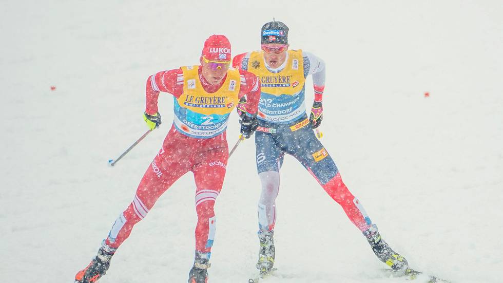Bildet viser Johannes Høsflot Klæbo som går stafett i ski-VM.