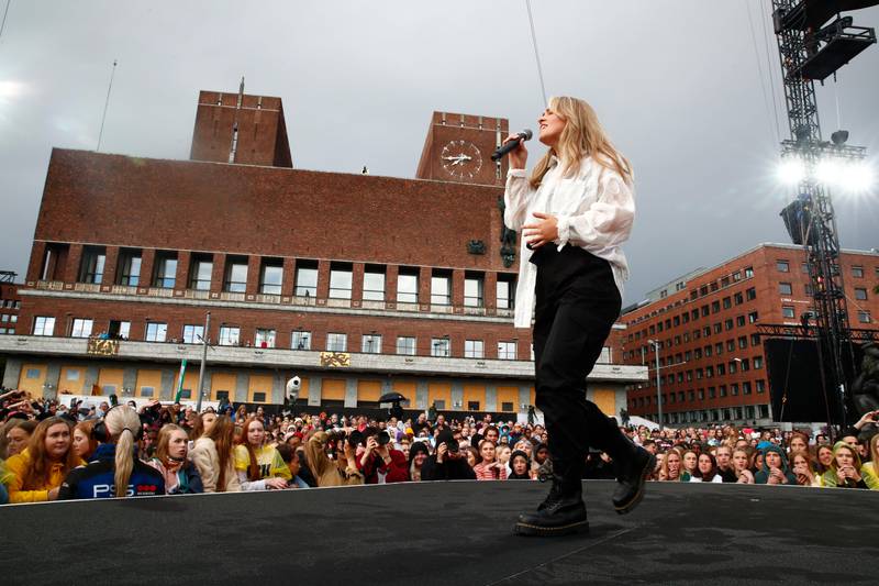 Bildet er av Hege Skaar på konserten VG-lista Topp 20 i 2019. I bakgrunnen er Oslo rådhus. Publikum står tett foran scena.