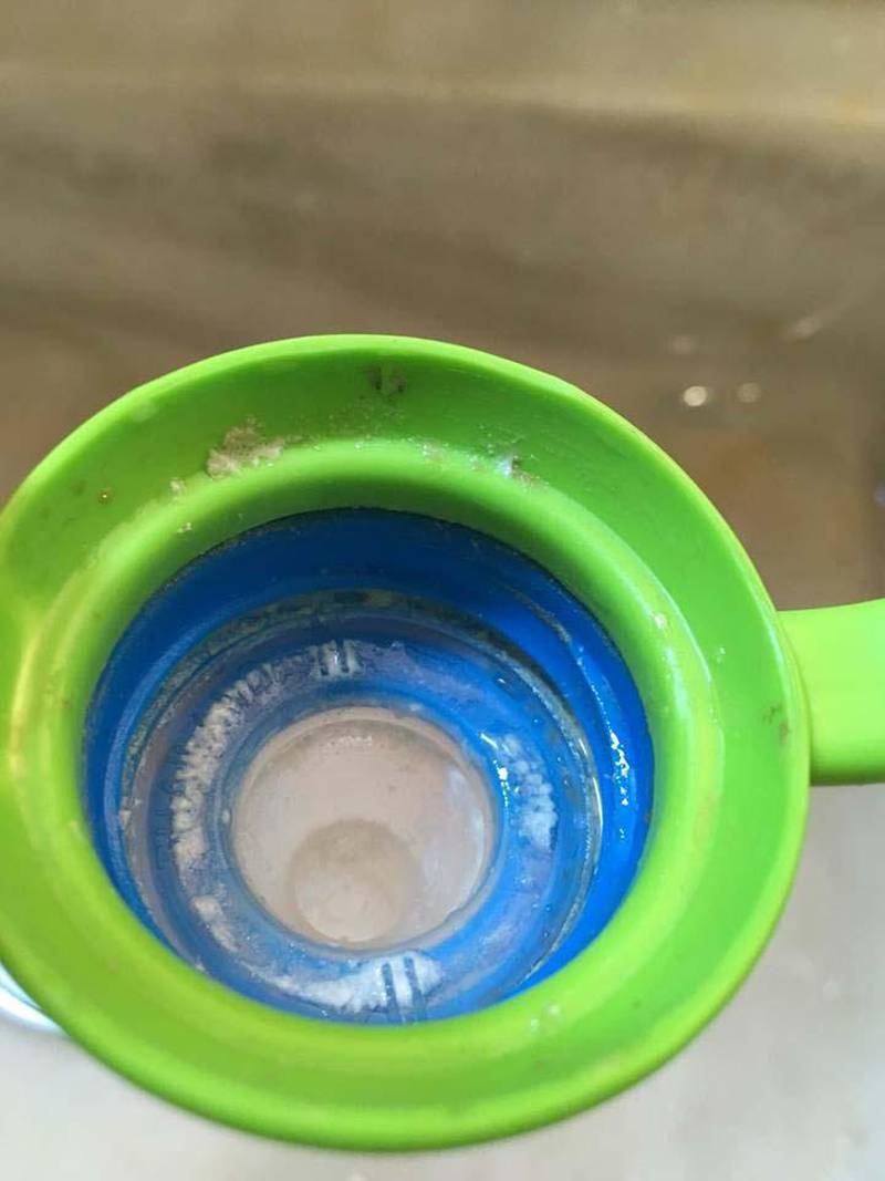 Bildet viser innsiden av melkeflasken til en liten gutt. Den er skitten med rester av melk. – Slik er det å bo mange måneder i et telt. Uten tilgang til varmt vann, sier sykepleier Anna Verwaal.